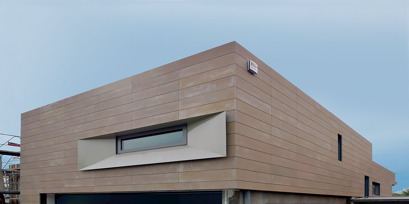 Façana ventilada amb revestiment exterior de pedra